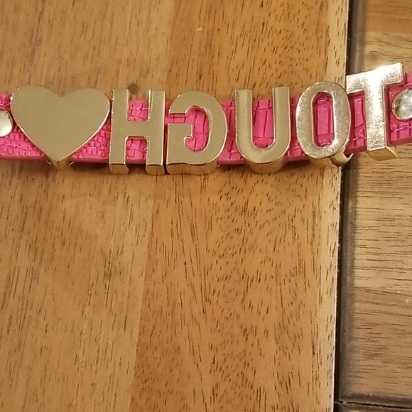 Pink "TOUGH" bracelet - Picture 5 of 7